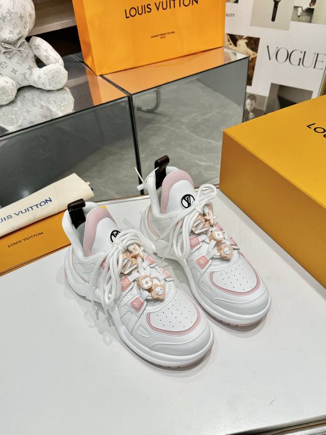 秋冬新品上市 Louis Vuitton 超级百搭瘦腿神器弓底设计活力十足。面料压花工艺5D冲孔，上脚舒适优雅 面料：丝绸牛皮面料 内里：高档网布+丝绸牛皮里